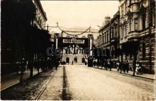 Bevonulás, díszkapu magyar zászlókkal, címerrel és &quot;Isten hozott&quot; felirattal / entry of the Hungarian troops, gate decorated with Hungarian flags and coat of arms. photo