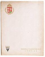 Hunnia Filmgyár R.T. 1939-40. A Hunnia Filmgyár R.T. képes ismertető kiadványa az 1939-40. évadban megjelenő filmjeiről. Benne: A Hunnia filmek művészgárdája (Tolnay Klári, Jávor Pál, Bordy Bella, stb.); Amanda két élete (főszerepben: Fred Astaire); Álomkapu (Katharine Hepburn, Adolf Menjou); A nőnek mindig sikerül (Tolnay Klári, Turay Ida, Szeleczky Zita); stb. Bp., Athenaeum-ny., 16 sztl. lev. Kiadói félvászon-kötésben, spirálfűzött, némileg viseltes borítóval, belül a lapok jó állapotban.