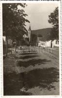 Bakonybél, utca a Római katolikus templommal. Vitéz Mészáros Foto Veszprém, photo (fl)