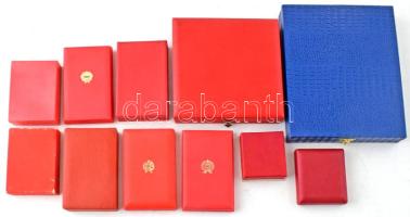 11db-os emlékéremből. emlékplakettből és kitüntetésekből álló tétel, mindegyik eredeti tokban (némel...