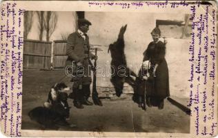 1940 Sárkány, Sercaia, Schirkanyen (Fogaras megye); Bulla József épületvállalkozó vadászat után egy lelőtt vaddisznóval / hunter with hunted wild boar. photo (fa)