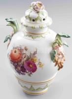 KPM porcelán váza, jelzett, kézzel festett, fedelén virág egyik szirma törött, m: 29 cm