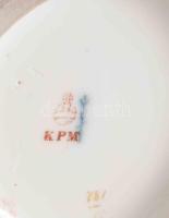 KPM porcelán váza, jelzett, kézzel festett, fedelén virág egyik szirma törött, m: 29 cm