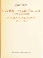 Kállay István: A városi önkormányzat hatásköre Magyarországon 1686-1848. Magyar Országos Levéltár kiadványai III. Hatóság- és hivataltörténet 9. (Dienes István által aláírt). Bp., 1989, Akadémiai Kiadó. Első kiadás. Kiadói egészvászon-kötés, kiadói papír védőborítóban. A címlapon Dienes István (1929-1995) régész, muzeológus saját kezű aláírásával.