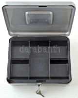 Fém pénzkazetta, benne műanyag rekesszel aprópénzekhez, hozzá kulcsokkal, jó állapotban