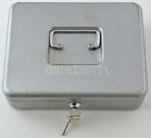 Fém pénzkazetta, benne műanyag rekesszel aprópénzekhez, hozzá kulcsokkal, jó állapotban