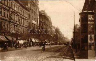 1932 Budapest VIII. Rákóczi út, villamosok, üzletek, Bruck Motorkerékpár üzlete, automobilok, locsolókocsi. November Sándor kiadása