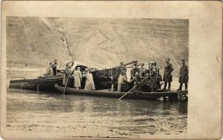 1918 Zaleszczyki (Galicia), osztrák-magyar katonák motorcsónakot próbálnak a Dnyeszter folyón áttolni / WWI K.u.k. military motor boat pulled by soldiers across Dnister River (Galizien). photo