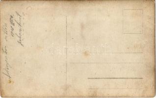 1918 Zaleszczyki (Galicia), osztrák-magyar katonák motorcsónakot próbálnak a Dnyeszter folyón áttoln...