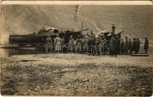 1918 Zaleszczyki (Galicia), osztrák-magyar katonák két motorcsónakot próbálnak a Dnyeszter folyón áttolni / WWI K.u.k. military motor boats pulled by soldiers across Dnister River (Galizien). photo