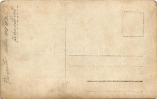 1918 Zaleszczyki (Galicia), osztrák-magyar katonák két motorcsónakot próbálnak a Dnyeszter folyón át...