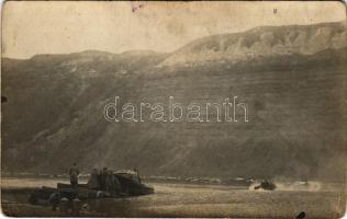 1918 Zaleszczyki (Galicia), osztrák-magyar katonák két motorcsónakot próbálnak a Dnyeszter folyón áttolni / WWI K.u.k. military motor boats pulled by soldiers across Dnister River (Galizien). photo (fl)