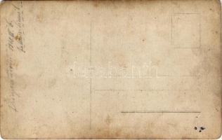 1918 Zaleszczyki (Galicia), osztrák-magyar katonák két motorcsónakot próbálnak a Dnyeszter folyón át...