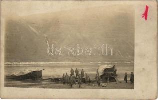1918 Zaleszczyki (Galicia), osztrák-magyar katonák két motorcsónakot próbálnak a Dnyeszter folyón áttolni / WWI K.u.k. military motor boats pulled by soldiers across Dnister River (Galizien). photo (fl)