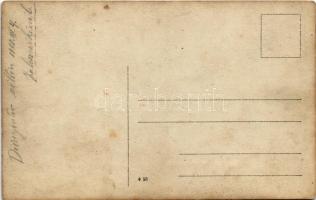 1918 Zaleszczyki (Galicia), osztrák-magyar katonák két motorcsónakot próbálnak a Dnyeszter folyón át...