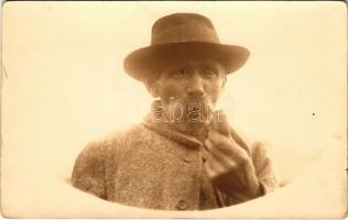 Borszék, Borsec; pipázó férfi / Transylvanian folklore, men smoking a pipe. Georg Heiter (Reghin-Borsec) photo