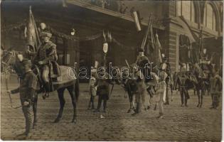 1906 Budapest, Rákóczi és bujdosók hamvainak hazahozatala, főhivatalnokok felvonulása díszmagyar öltözetben. Békei Ödön photo