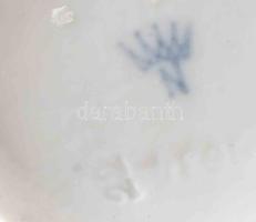 Rudolstadt rokokó figura, fehér mázas porcelán, jelzett, kopott, restaurált, m:18,5 cm