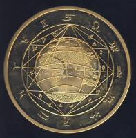 Németország DN "Oroszlán csillagjegy" aranyozott fém zodiákus naptárérem féldrágakővel T:P...