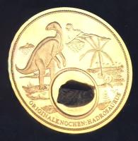 Németország DN "Hadrosaurus" aranyozott fém emlékérem eredeti, megkövesedett hadrosauruscsont-darabbal T:PP