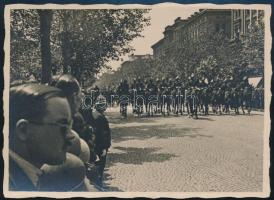 cca 1930-1940 Budapest, Lovas rendőrök felvonulása az Andrássy úton, fotó, 8×11 cm