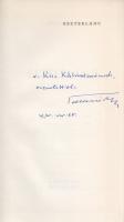 Tollas Tibor:  Eszterlánc. [Versek.] (Dedikált.)  München, 1969. Nemzetőr (Danubia nyomda). 109 + [3] p. Egyetlen kiadás.  Dedikált: ,,v[itéz] Kiss Kálmánnénak, szeretettel: Tollas Tibor. 1970. nov. 15". Tollas Tibor egykori katonatiszt, a második világháború után a népbíróság halálra elítélte. Kilenc évig raboskodott, 1956-ban nyugatra távozott, egykori rabtársaival együtt alapították a müncheni Nemzetőr folyóiratot. Tollas Tibor az emigrációs magyarság fontos kulturális szervezője, szerkesztésében jelentek meg az 1956-os szabadságharcnak emléket állító verseskötetek. Eszterlánc című munkája a költő harmadik verseskötete.  Kovács Kálmán által tervezett, illusztrált kiadói egészvászon kötésben. Jó példány.