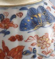 Imari teakiöntő. cca 19. sz második fele, fém fedővel, jelzés nélkül, kis pattogzással, m: 11 cm