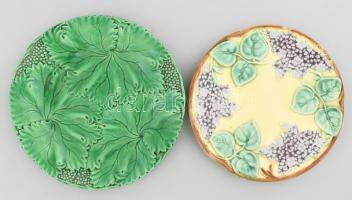 2 darab szecessziós fajansz dísztál: sérült virágmintás d: 17,5 cm + Schramberg levélmintás tál kis kopásokkal, d: 19 cm
