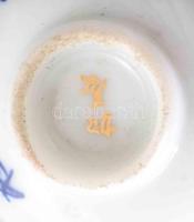 Japán porcelán katonai szakés csésze. cca 1940-1944, 7. gyalogezred, Kato tulajdonosi megjelöléssel,...