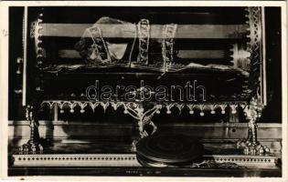 1942 Budapest I. Szent Jobb ezüstből és csiszolt üvegből készített neogótikus ereklyetartóban, amelyet Lippert József prímási főépítész tervei alapján 1862-ben Bécsben készítettek