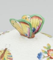 Herendi Viktória mintás bonbonier, lepke fogóval. Jelzett, hibátlan, 13,5x9x11 cm