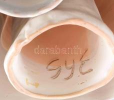 Győrbíró Enikő (1932-1999): Szoknyás hölgy. Jelzett, kis kopottsággal, m: 31 cm