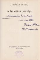 Juhász Ferenc: A halottak királya. [Eposz.] Budapest, (1971). Szépirodalmi Könyvkiadó (Kner Nyomda [Gyoma]). 1 t. (címkép) + 169 + [3] p. Folio. Egyetlen kiadás. Dedikált: ,,Antoniewicz Rolandnak sok szeretettel Juhász Ferenc. 1975. március 10. Az előzékeken, a címoldalon, a belív több oldalán és a hátsó kötéstáblán tulajdonosi bélyegzés. Poss.: Antoniewicz Roland József. [Antoniewicz Roland [1946-] lengyel-magyar-örmény identitású újságíró, író, színész, televíziós műsorszerkesztő, kommunista, később kommunistaellenes munkásságáról ismert grafikus, a Lengyel-Magyar Baráti Társaság egyik alapítója, a rendszerváltás előtt az ellenzéki magyar és lengyel filmes és művészvilág számos tagjához baráti szálak fűzték. 1989-1992 között ellentmondásos szerepekben feltűnt politikai szereplő, közéleti tevékenysége viták tárgya.] Aranyozott gerincű, kiadói egészvászon kötésben, illusztrált kiadói védőborítóban.