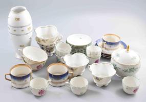 Vegyes porcelán tétel, közte értékes darabokkal és Herendi Tertia csészékkel, alátétekkel, restaurált Herendi vázával, közte sérült, restaurált darabok