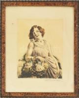 Prihoda István (1891-1965): Lány virágkosárral. Színezett rézkarc, papír, jelzett, foltos, üvegezett fakeretben, 25×20 cm