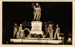 Budapest XI. Szent Imre szobor kivilágítva, fűszer csemege és dohány üzlet