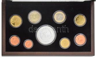 Észtország 2011. 1c-2E (8xklf) forgalmi sor + ezüstözött Cu-Ni zseton, fa díszdobozban, sorszámozott "2552" tanúsítvánnyal T:PP Estonia 2011. 1 Cent - 2 Euro (8xdiff) coin set + silver plated Cu-Ni token in wooden display case with serial numbered certificate "2552" C:PP