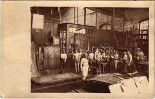 Egy műhelyben kialakított mosdók a munkásokkal. photo (fl)