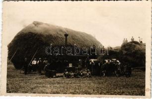 Mezőgazdasági munkások cséplőgéppel. photo (fl)