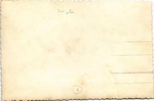 Mezőgazdasági munkások cséplőgéppel. photo (fl)