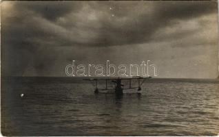 Osztrák-magyar (?) haditengerészeti hidroplán / K.u.K. Kriegsmarine Seeflugzeug / Austro-Hungarian Navy seaplane (hydroplane). photo (fl)