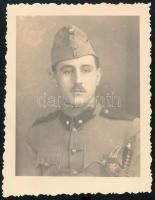 1942 Tüzérhadnagy szablyával, fotó, a hátoldalon feliratozva, jó állapotban, 8,5x6,5 cm