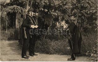 1911 Csendőrjárőr ellenőrzése. Kaufmann Ábrahám és Társa kiadása. Tervezte Horváth I. Géza / K.u.K. military, inspection of the gendarme patrol (EK)