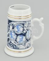 Hollóházi évfolyamtalálkozó korsó. Terv.: Jurcsák László. Az NME dékánjainak arcképével. Jelzett, hibátlan, m: 17 cm