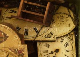 Egy doboznyi antik parasztóra, parasztóra szerkezetek, alkatrészek, közte ritka darabokkal