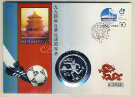 Kína 1994. 1Y Ag "Labdarúgás" érmés borítékon alkalmi bélyegzős bélyeggel, hátoldali tanúsítvánnyal T:PP
