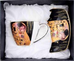 Design csésze alátéttel, Gustav Klimt: A csók című festményének reprodukciójával díszítve, díszdobozban.