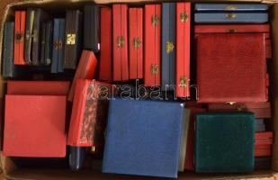 Vegyes 60db-os plakett és emlékérem tok tétel, nagyobbrészt a szocialista időszakból T:vegyes