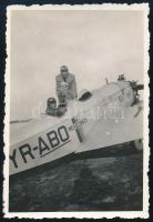 cca 1933 Dumitru Ploesteanu és Mihail Pantazi beszáll az YR-ABO repülőgépbe, az Afrika-repülés előtt, fotó, 8,5×6 cm / Dumitru Ploesteanu and Mihail Pantazi boarding YR-ABO plane before the Africa raid