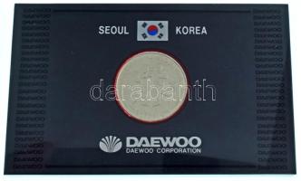Dél-Korea 1986. 2000W acél "XXIV. Nyári Olimpia 1988. Szöul - Box" forgalomba nem került emlékkiadás "Daewoo Vállalat" plexi tömbben, számozott "29921" karton dísztokban T:UNC South Korea 1986. 2000 Won steel "XXIV Summer Olympics 1988 Seoul - Boxing" non-circulating commemorative coin in "Daewoo Corporation" plexiglass block, in serial numbered "29921" cardboard case C:UNC